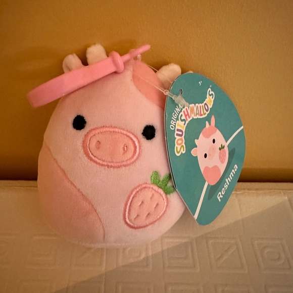 Nwt 🐮  🍓 3" Clip Reshma the Strawberry Cow Squishmallow - Picture 3 of 4